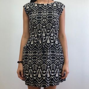 Black and white patterned dress with pockets!